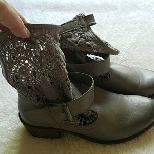 Grayish/Taupe embroidered Booties